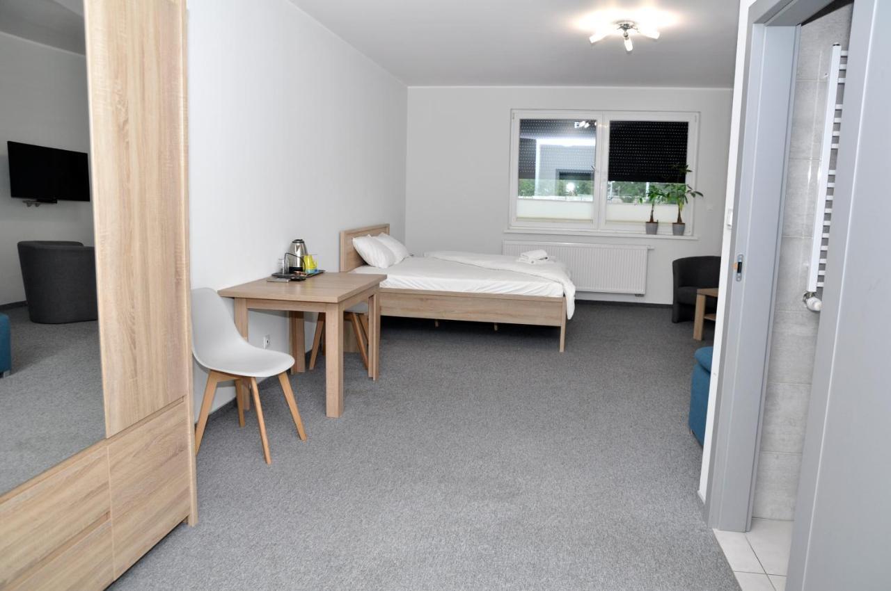 Pokoje, Apartamenty, Restauracja Marcus Oborniki Kültér fotó