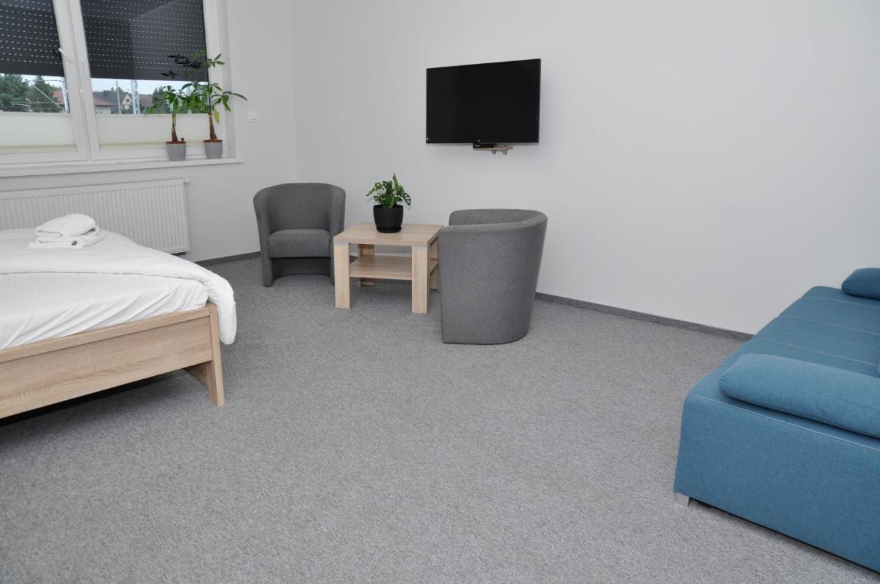 Pokoje, Apartamenty, Restauracja Marcus Oborniki Kültér fotó