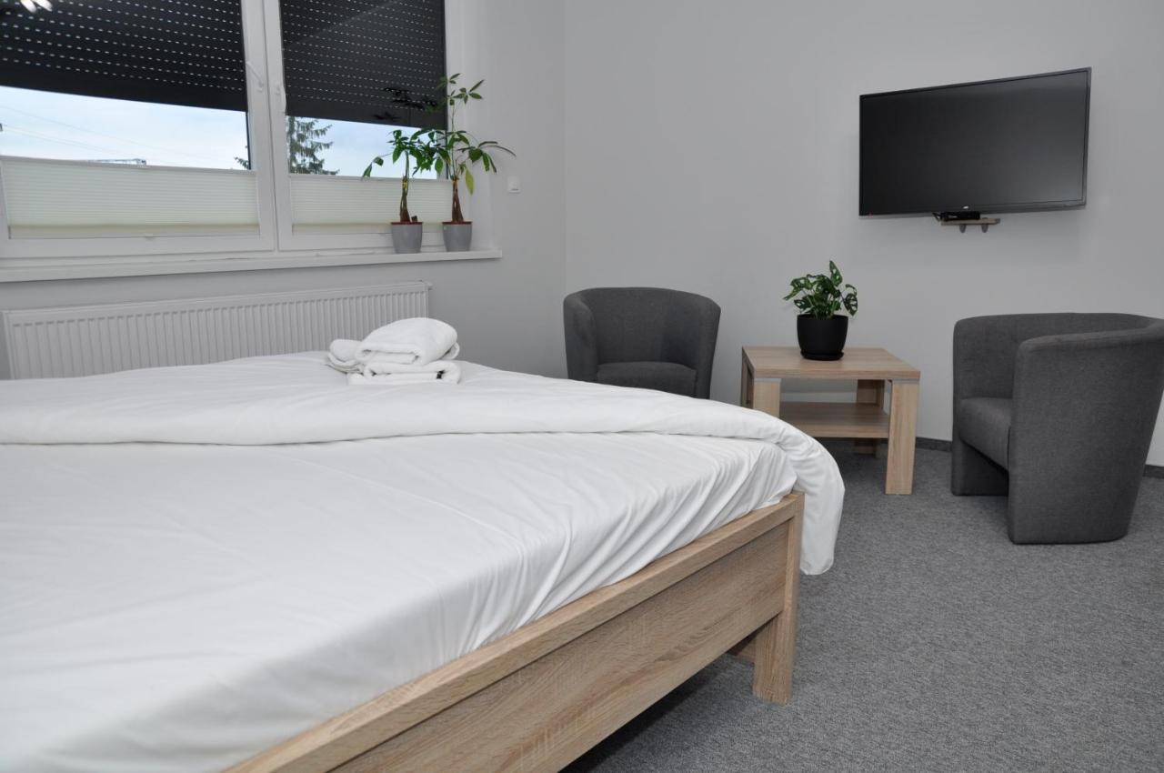 Pokoje, Apartamenty, Restauracja Marcus Oborniki Kültér fotó