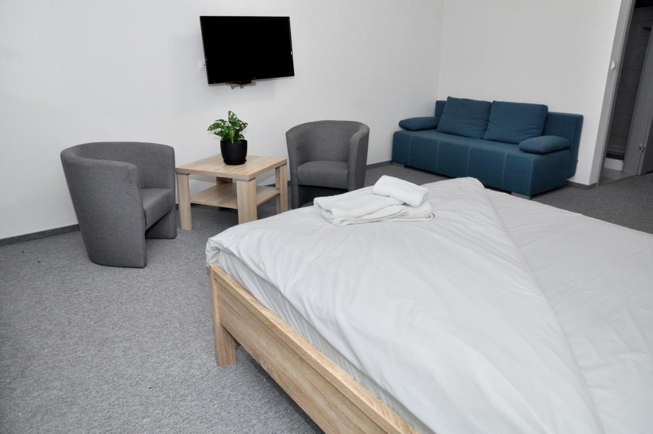 Pokoje, Apartamenty, Restauracja Marcus Oborniki Kültér fotó