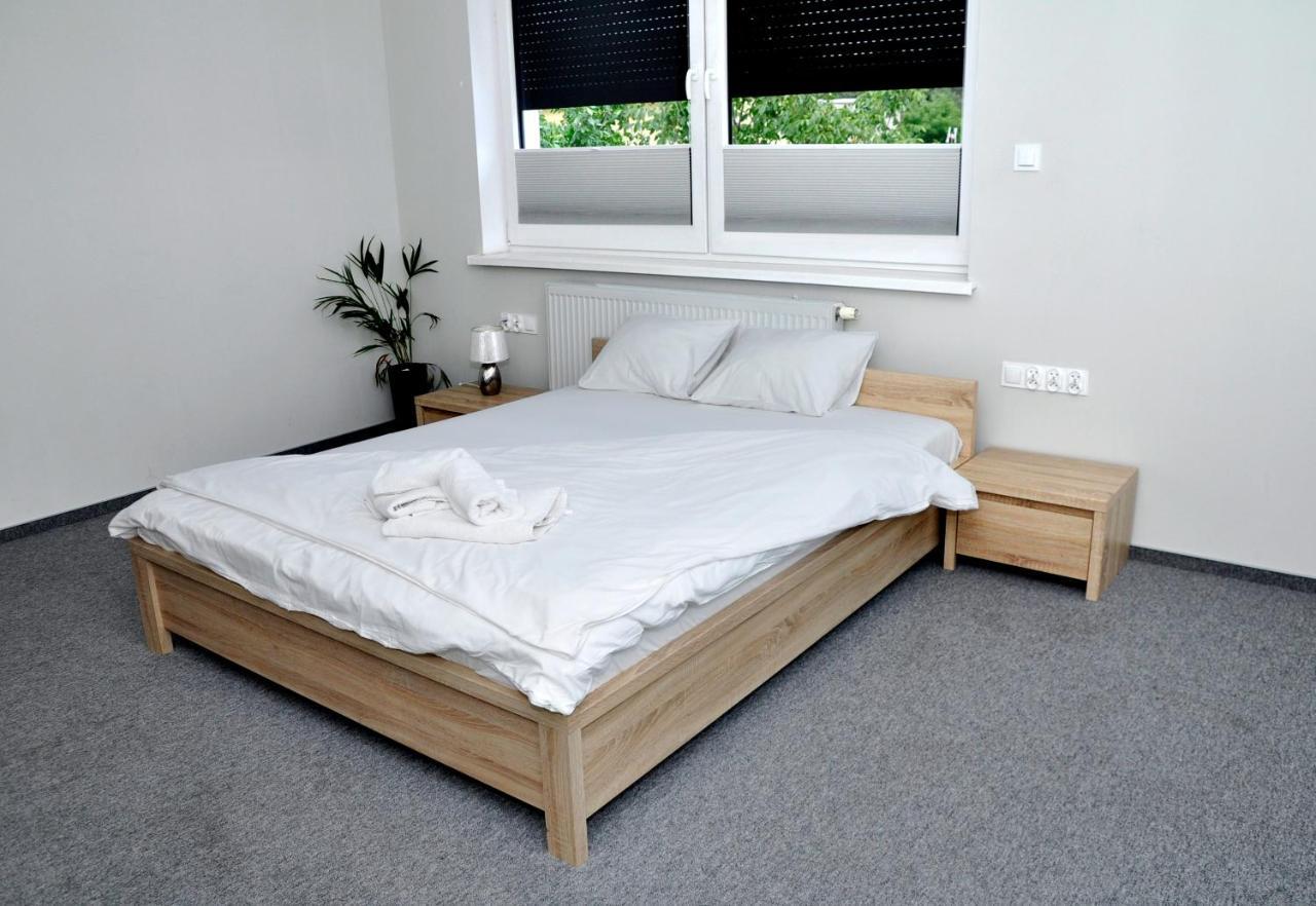 Pokoje, Apartamenty, Restauracja Marcus Oborniki Kültér fotó